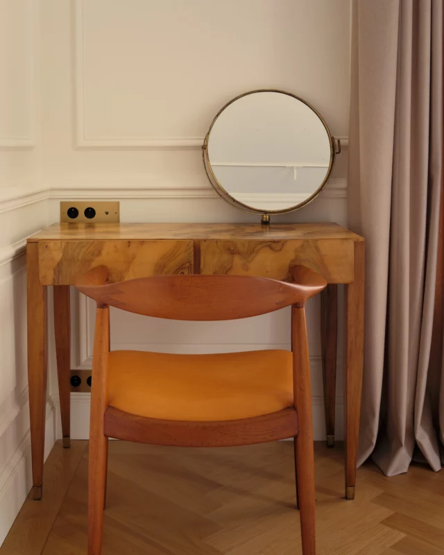 APPARTEMENT - Paris 7ème arr.
Rénovation et aménagement complet

Chambre d'amis avec salle de bain, coiffeuse de Gio Ponti et chaise de Hans J. Wegner.

Crédit photo 📸 : @floriantouzet

#parisianvibes #parisianinterior #parisianapartment #interiordesign #dorenavantstudio #marblefloors #naturallight #giopontidesign #bathroomdesign