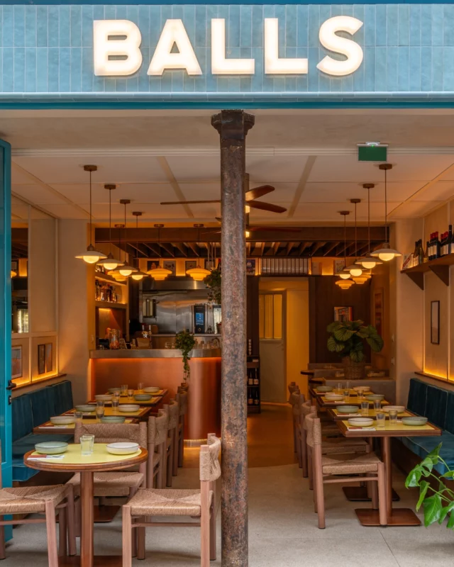 GRAND BALLS
47 rue Saint-Maur - Paris 11ème arr.

@ballsrestaurant 

Crédit photo 📸 : @nicafilms @nicolasperrier

#architectureinterieure #interior #interiordesign #dorenavant #dorenavantstudio #restaurant #mediterraneanfood #ruesaintmaur #yellow #blue #copper #oak