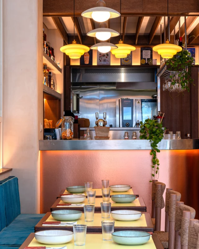 GRAND BALLS
47 rue Saint-Maur - Paris 11ème arr.

@ballsrestaurant

Crédit photo 📸 : @nicafilms @nicolasperrier

#architectureinterieure #interior #interiordesign #dorenavant #dorenavantstudio #restaurant #mediterraneanfood #ruesaintmaur #yellow #blue #copper #oak