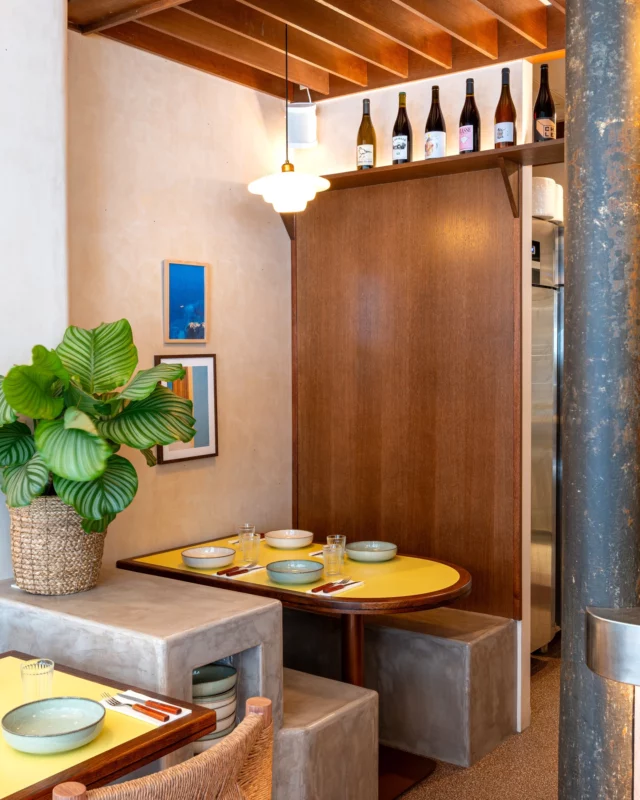 47 rue Saint-Maur - Paris 11ème arr.

@ballsrestaurant

Crédit photo 📸 : @nicafilms @nicolasperrier

#architectureinterieure #interior #interiordesign #dorenavant #dorenavantstudio #restaurant #mediterraneanfood #ruesaintmaur #yellow #blue #copper #oak