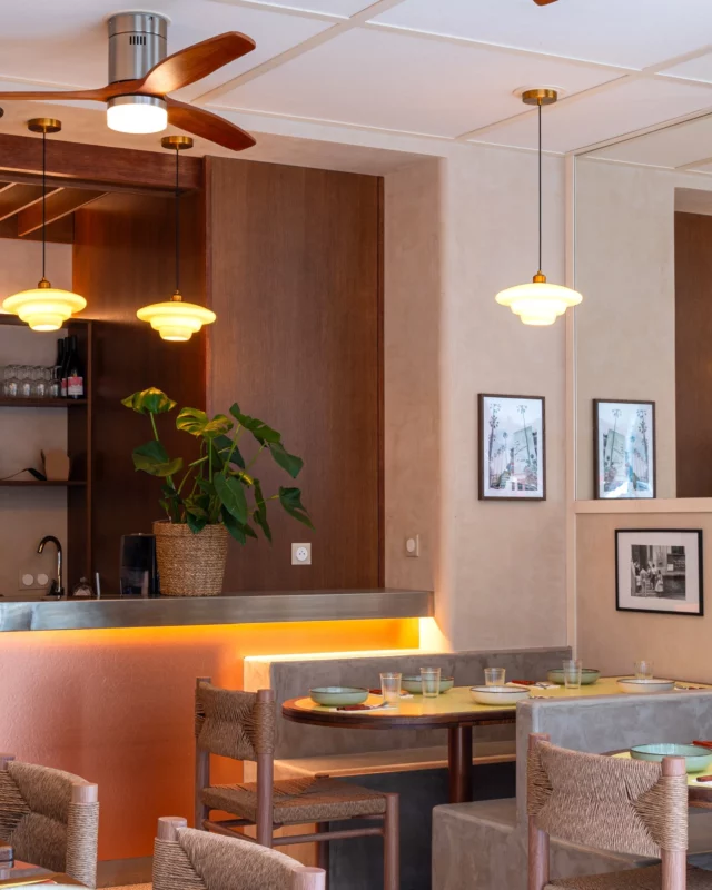47 rue Saint-Maur - Paris 11ème arr.

@ballsrestaurant

Crédit photo 📸 : @nicafilms @nicolasperrier

#architectureinterieure #interior #interiordesign #dorenavant #dorenavantstudio #restaurant #mediterraneanfood #ruesaintmaur #yellow #blue #copper #oak