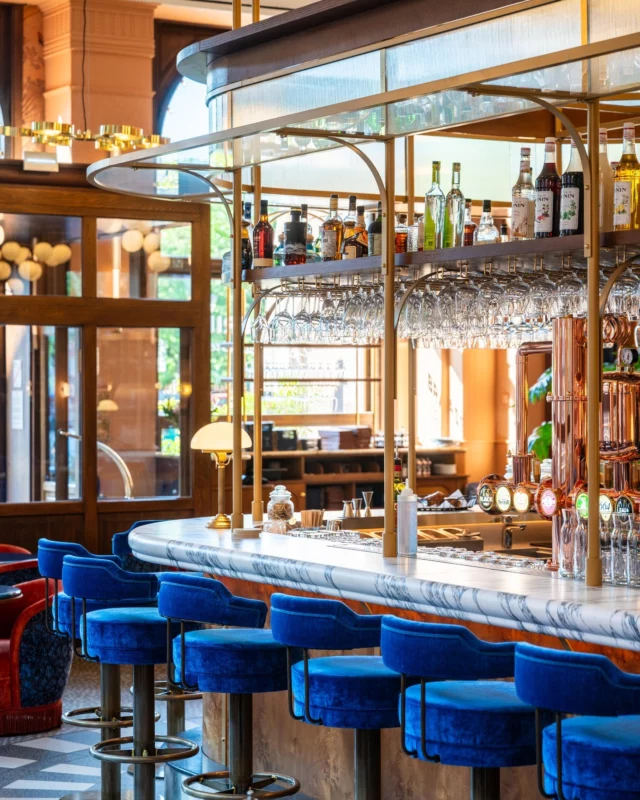 Strasbourg, France

@brasserie_louise 

Crédit photo 📸 : @benjaminhincker 

#architectureinterieure #interior #interiordesign #dorenavant #dorenavantstudio #strasbourg #straßburg #alsace #restaurant #restaurantstrasbourg #brasserie #bigbar #arabescatomarble #bluefabrics